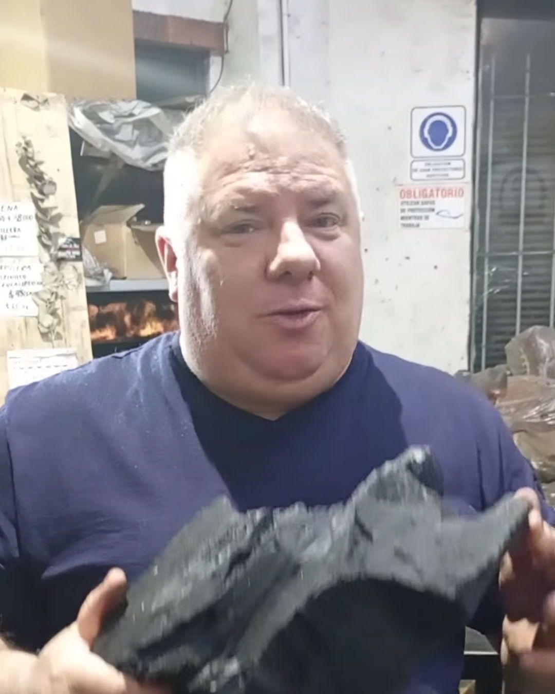 Martín Calvo con una pieza grande de carbón sello dorado