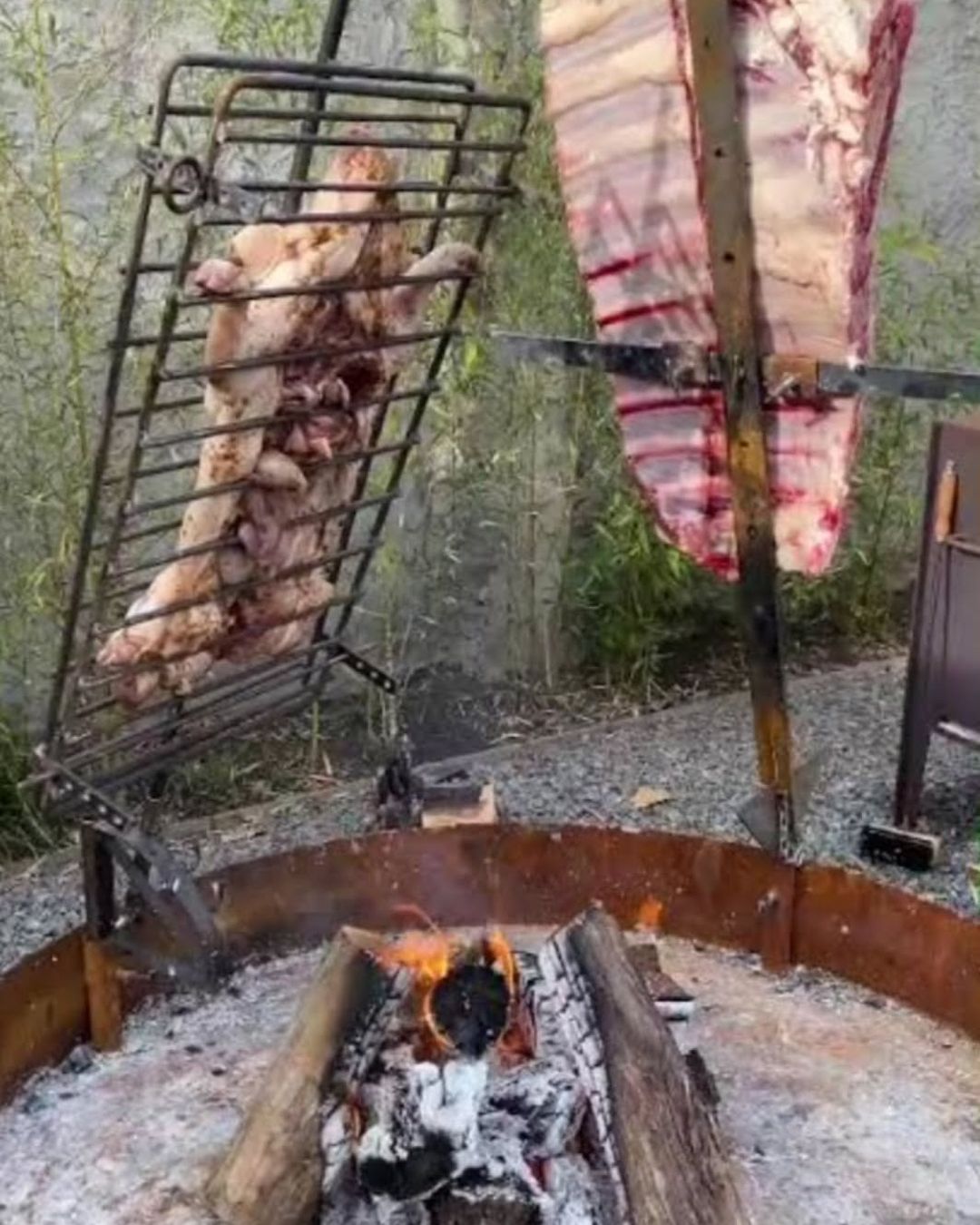 Asado a la cruz con fuego de leña